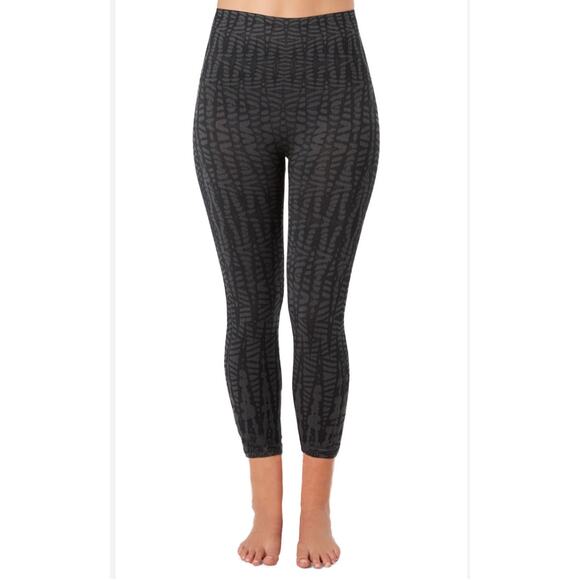 Spanx SZ 1X Geo Look at Me Cropped Leggings Stretch Shapewear Athleisure NWT - Picture 1 of 6